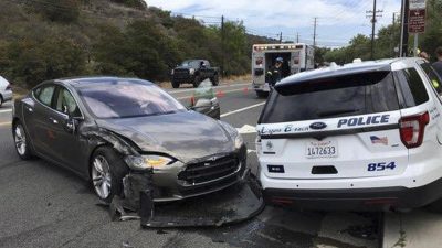 Tesla-Unfall mit eingeschalteter Autopilot-Software – Polizeiauto gerammt