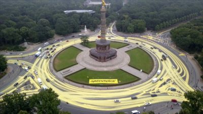 Greenpeace färbt Straßen um Berliner-Siegessäule mit 3.000 Litern Farbe ein – Polizei ermittelt