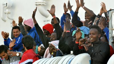 Wieder am Start: „Aquarius“ sammelt 25 Migranten vor der libyschen Küste ein