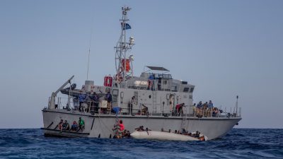 Containerschiff mit Migranten legt in Italien an – „Lifeline“ muss weiterhin im Mittelmeer ausharren