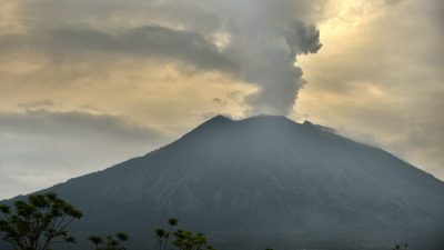 Dutzende Flüge wegen Aschewolke des Vulkans Agung auf Bali abgesagt