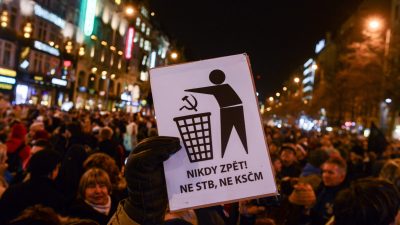 „Nie wieder Kommunismus“: Tausende demonstrieren gegen von Kommunisten tolerierte Regierung in Tschechien