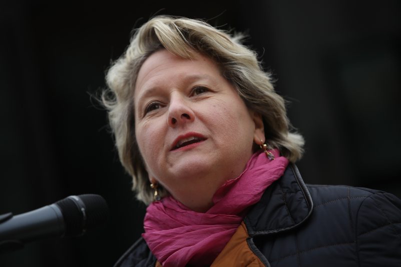 Umweltministerin will Autoindustrie zu Elektroquote zwingen