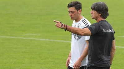 Löw hat Thema Özil unterschätzt und sagt: „Mit seinem Rassismus-Vorwurf hat Mesut überzogen“