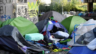 Französische Behörde räumen zwei weitere große Flüchtlingslager in Paris