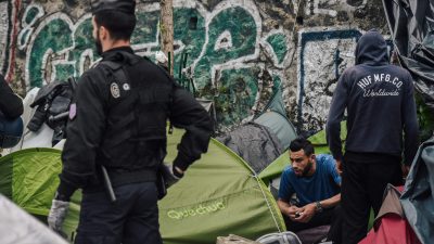 Frankreich sperrt Flüchtlinge an Grenze weg – und beschwert sich über Familientrennungen an US-Grenze