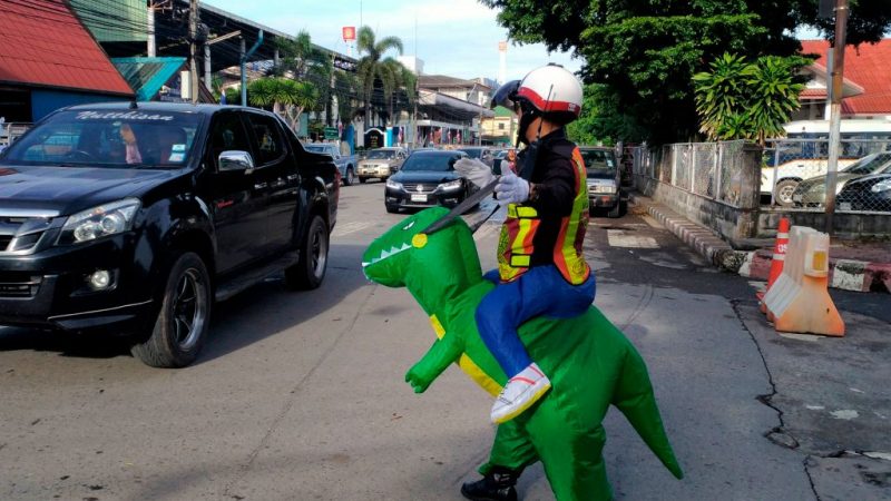 Ein „Dinosaurier“ sorgt für Ordnung im Straßenverkehr