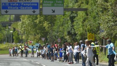 Basken demonstrieren mit kilometerlanger Menschenkette für Selbstverwaltung
