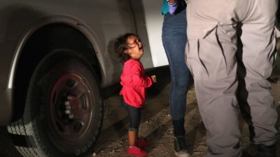 Hetze gegen Trump: Weinendes Mädchen wurde gar nicht von der Mutter getrennt – so machen Medien Fake-News