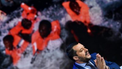 Flüchtlinge und Migranten an Bord: Salvini verweigert Schiff italienischer Küstenwache Anlegen in Italien