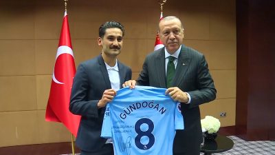 AfD will Özil und Gündogan aus der Mannschaft – Spieler huldigen Erdogan mehr als deutschem Heimatland