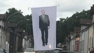 Illegales Erdogan-Banner in Duisburg: „Ist Deutschland noch ein souveräner Staat oder herrscht hier Diktator Erdogan?”