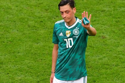 Mesut Özil twittert erstmals über deutsche WM-Blamage: “Say No To Racism” und “Es schmerzt so sehr”