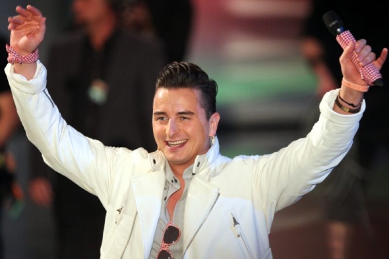 Volksmusik-Star Andreas Gabalier von Medien-Shitstorm unbeeindruckt: Lädt linke Redakteure als „Ochs und Esel“ ein  + Videos