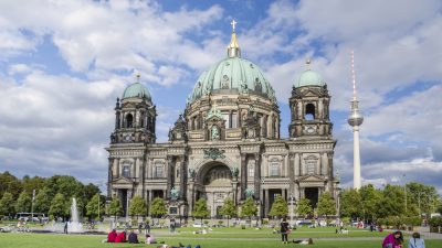 Kein terroristischer Hintergrund: Polizei schießt am Berliner Dom auf Randalierer aus Österreich, Polizist angeschossen