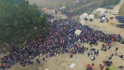 Griechenland-Migranten: Merkel sagt Bearbeitung von 2.900 Anträgen auf Familienzusammenführung zu