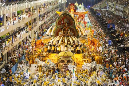 Sambaschulen beginnen Schaulaufen bei weltberühmtem Karneval in Rio de Janeiro