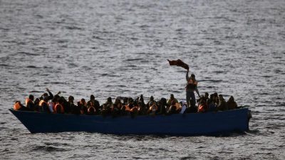 Spanisches Fischerboot mit Migranten hängt im Mittelmeer fest