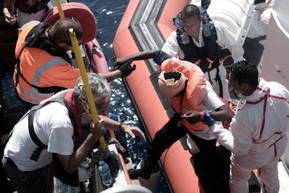 US-Marineschiff mit Flüchtlingen wird keinem Hafen zugewiesen