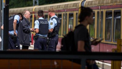 Drei Menschen an Berliner S-Bahnhof verletzt