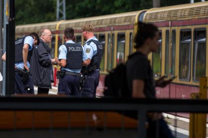 Drei Menschen an Berliner S-Bahnhof verletzt