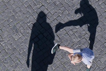 5-jähriger Autist mit ADHS bekommt im Zug einen Anfall – Plötzlich greift ein Mann helfend ein