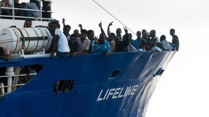 NGO-Schiff „Lifeline“ wartet weiter
