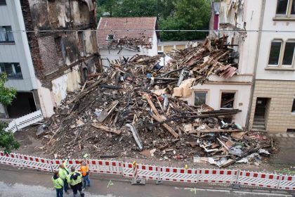 Nach Hausexplosion in Wuppertal ein Hausbewohner unter Verdacht