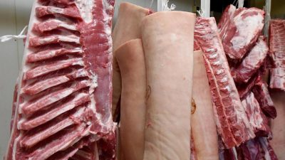 Einzelhändler: Kunden kaufen vor allem Fleisch aus Massentierhaltung