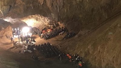 Regen erschwert Rettung von in thailändischer Höhle eingeschlossenen Jungen