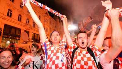 Kroatiens Regierung versammelt sich nach Finaleinzug in Fußball-Trikots