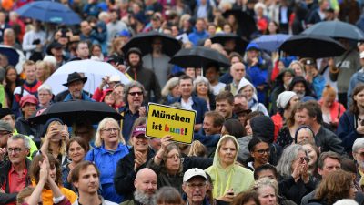 SPD, Grüne, Linke und Kirchengruppen veranstalten Anti-CSU-Demo: Blume spricht von „übelster Hetze“ gegen seine Partei