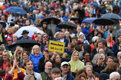 SPD, Grüne, Linke und Kirchengruppen veranstalten Anti-CSU-Demo: Blume spricht von “übelster Hetze” gegen seine Partei