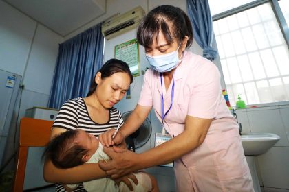 Minderwertiger Impfstoff für Kinder: China vertuscht den Skandal – Opfer erzürnt “diesmal vergeben wir nicht”