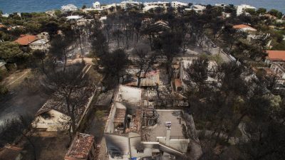 „Das sind wir den Opfern schuldig“: Tsipras kündigt nach Brandkatastrophe Abriss illegal errichteter Bauten an