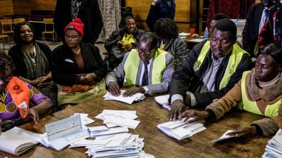 Erste Wahlen nach dem Sturz Mugabes in Simbabwe verlaufen weitgehend friedlich