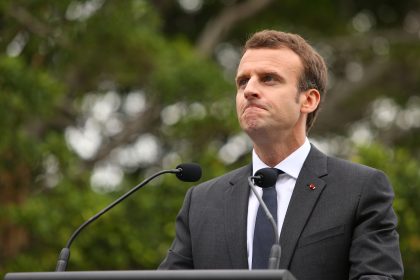 Prügelattacke gegen Demonstranten: Macron wegen Ausraster von engem Mitarbeiter unter Druck