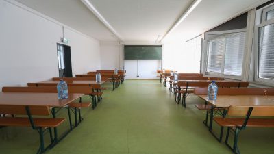 Linz: 12-jähriger Schüler bedroht Lehrer mit Schere – auch die Mutter rastet aus