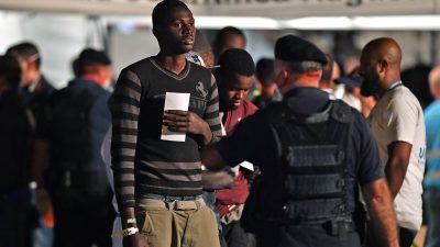 Migranten erhalten Erlaubnis zum Verlassen der „Diciotti“ – Zwei Passagiere als Schlepper identifiziert