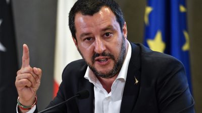 Salvini blockiert Schiff italienischer Küstenwache mit Flüchtlingen und Migranten an Bord