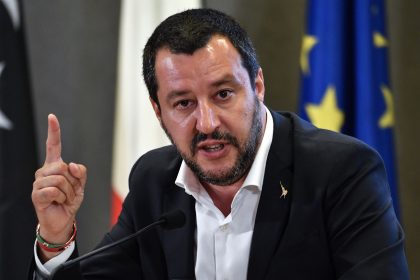 Salvini blockiert Schiff italienischer Küstenwache mit Flüchtlingen und Migranten an Bord