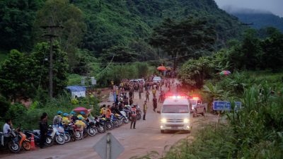 News aus der Höhle in Thailand: Vier Jungen gerettet! Rettungsarbeiten vorerst unterbrochen