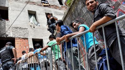 Fahnder zur Migration: 60.000 Migranten am Balkan und – je mehr NGO-Schiffe, desto mehr Schlauchboote