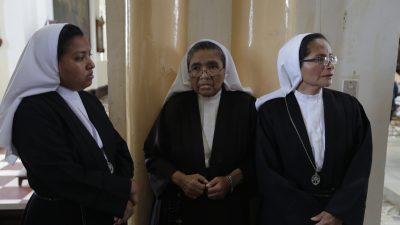 Nicaragua: Anhänger der linken Regierung greifen Bischöfe in Kirche an