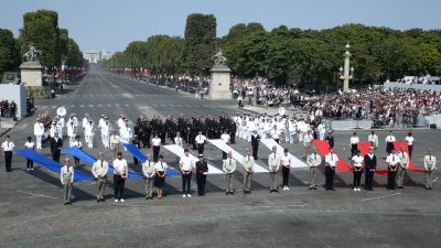 Militärparade zum französischen Nationalfeiertag: Eine falsche Farbe am Himmel