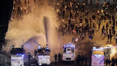 Frankreich im Video: Ausschreitungen nach der Fußball-WM – Polizei räumte Champs-Elysées mit Wasserwerfern