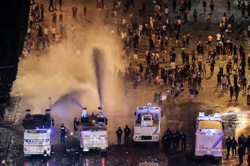 Frankreich im Video: Ausschreitungen nach der Fußball-WM – Polizei räumte Champs-Elysées mit Wasserwerfern