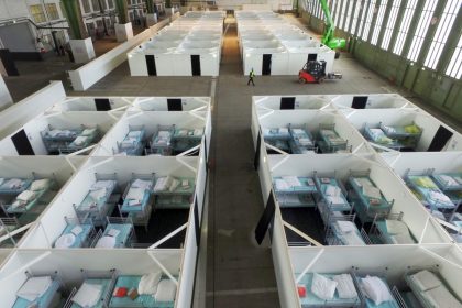 Chaos in Berlin: Rot-rot-grüner Senat nimmt immer mehr Migranten auf – und lässt sie wochenlang in “schäbigem” Hangar 2 ausharren