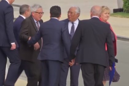 AfD-Politiker und Twitter-User bezeichnen wankenden Juncker als „sturzbetrunken“ – EU spricht von Ischiasanfall