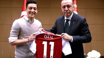 „Wir unterstützen die ehrenhafte Haltung unseres Bruders Mesut Özil“: Ankara lobt Özil-Rücktritt als „Tor gegen Virus des Faschismus“
